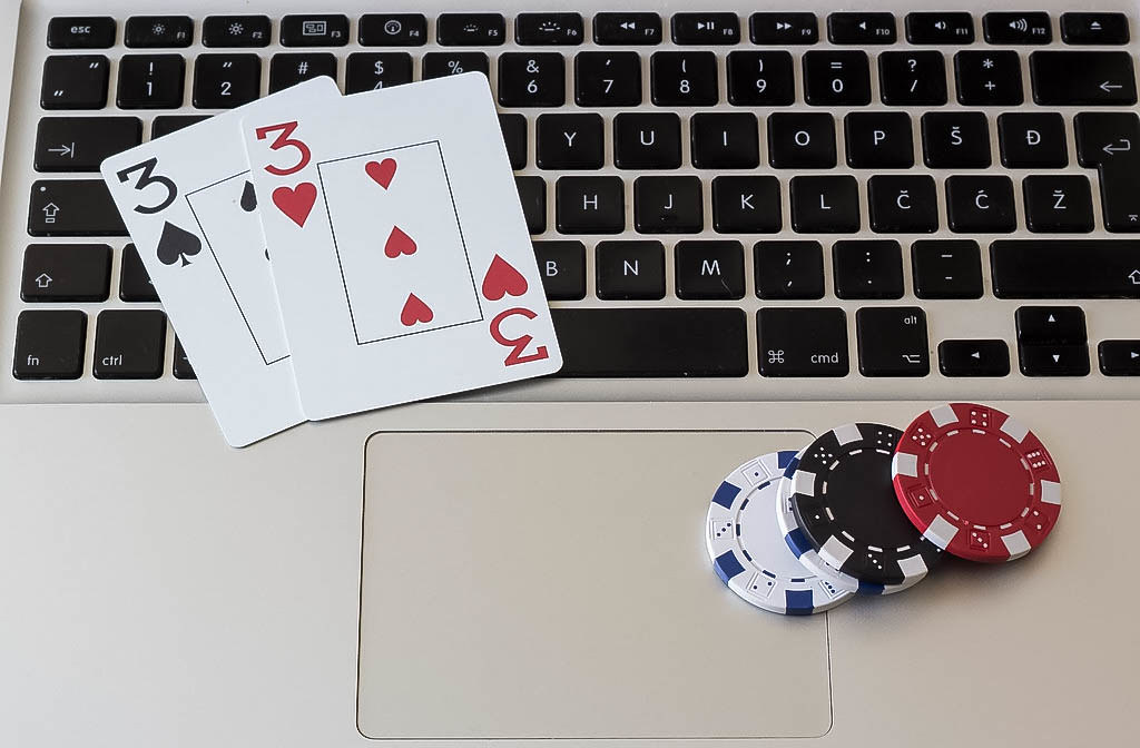 3.⁣ Mastering the Art ⁣of Bluffing in Online Poker